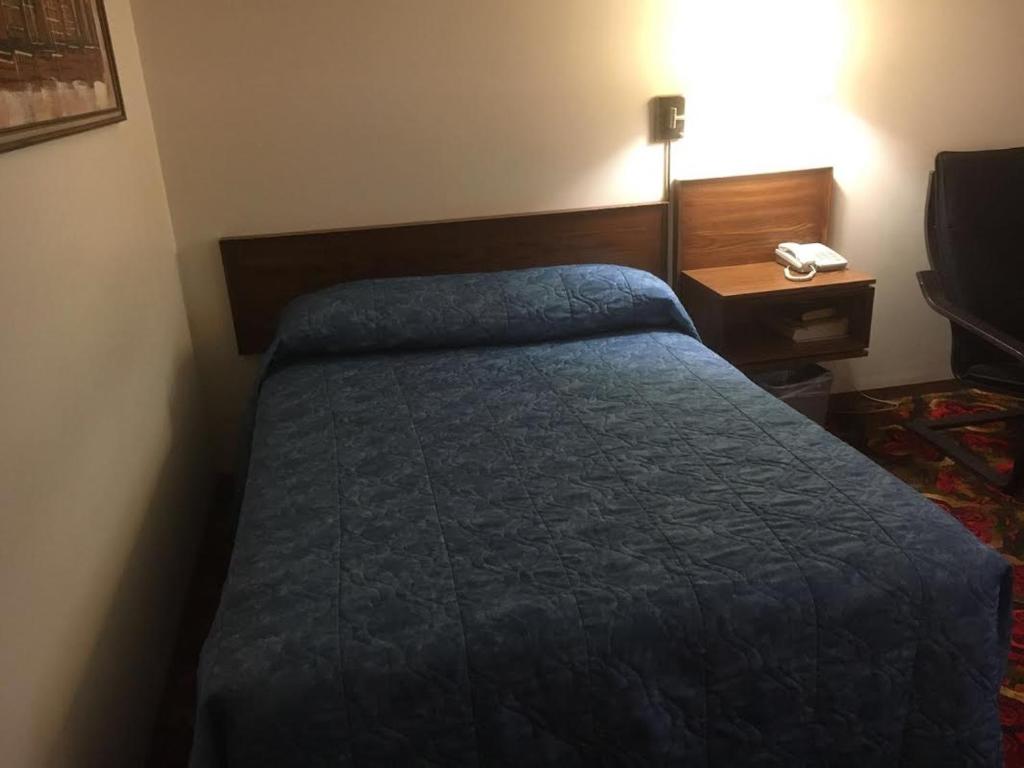 Postel nebo postele na pokoji v ubytování Royal Hotel