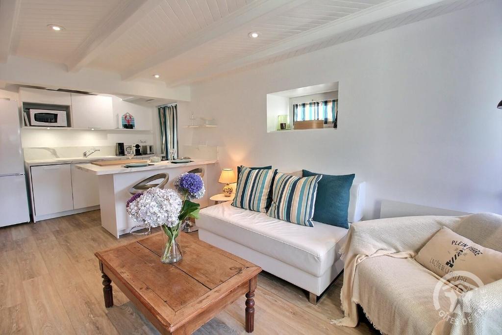 un salon avec un canapé et une table dans l'établissement Roz vallee 2, à Perros-Guirec