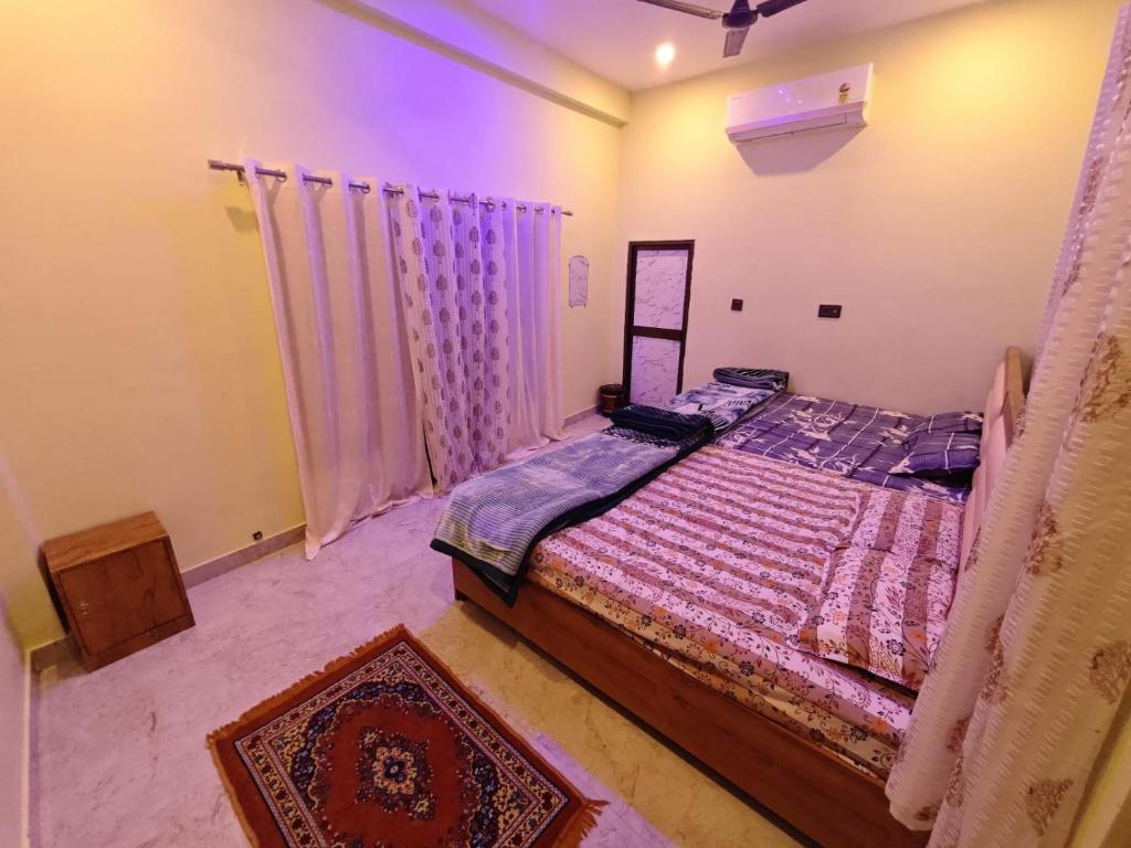 Voodi või voodid majutusasutuse Krishna home stay toas