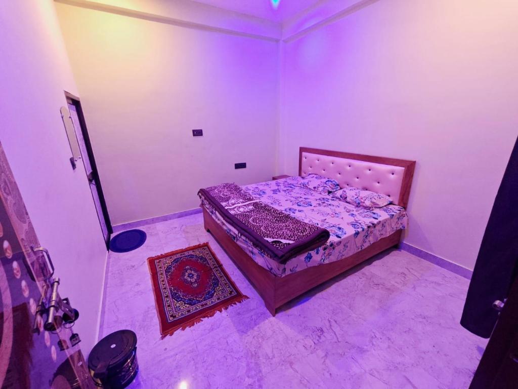 Voodi või voodid majutusasutuse Krishna home stay toas