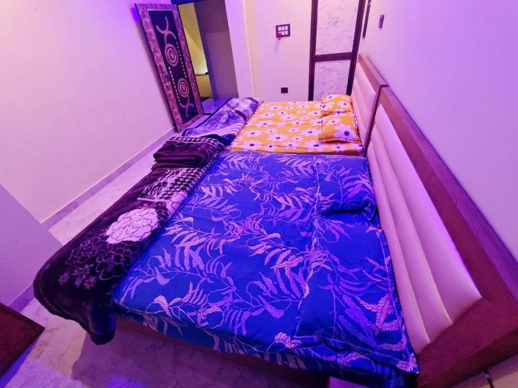 Voodi või voodid majutusasutuse Krishna home stay toas