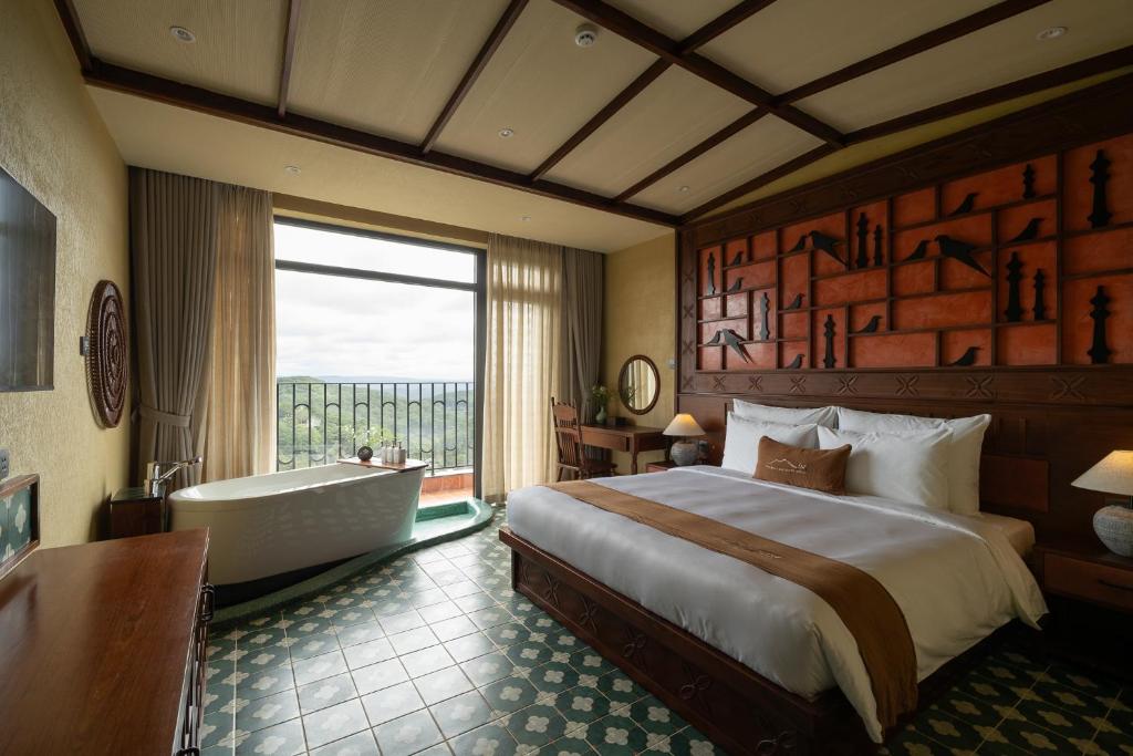 Giường trong phòng chung tại The Mist Boutique DaLat Hotel