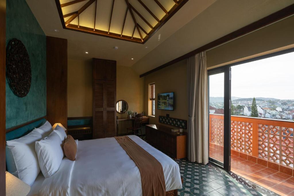Giường trong phòng chung tại The Mist Boutique DaLat Hotel