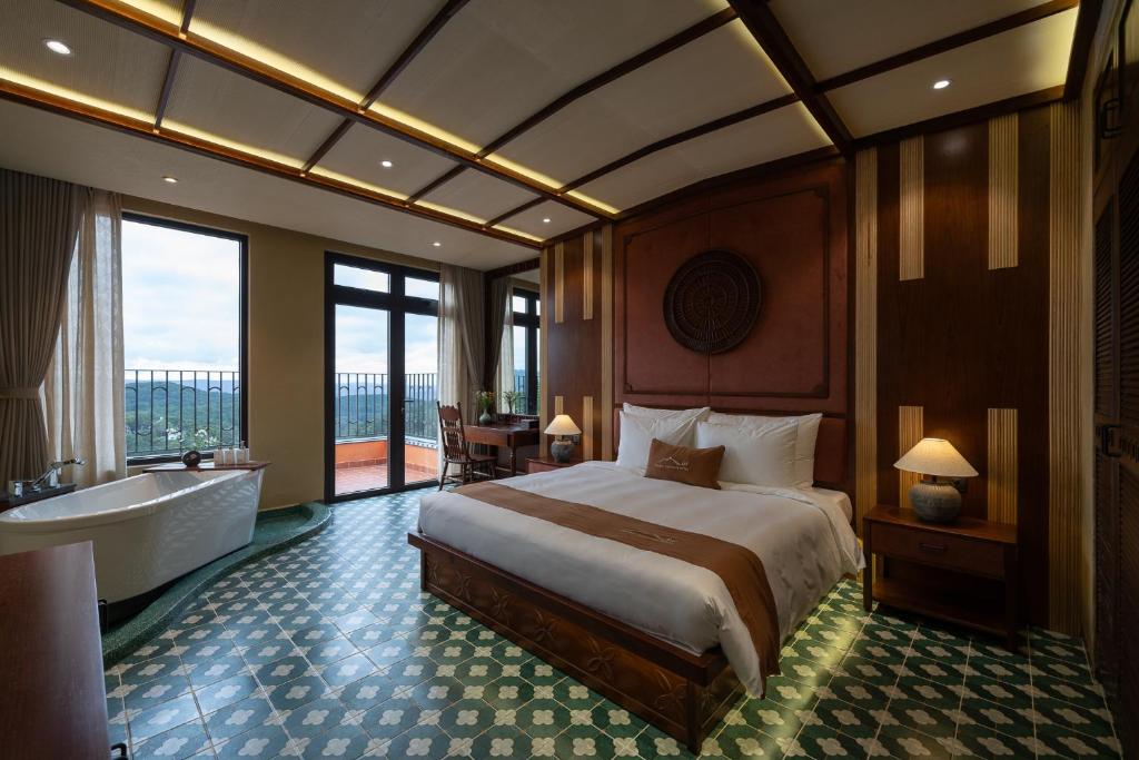 Giường trong phòng chung tại The Mist Boutique DaLat Hotel