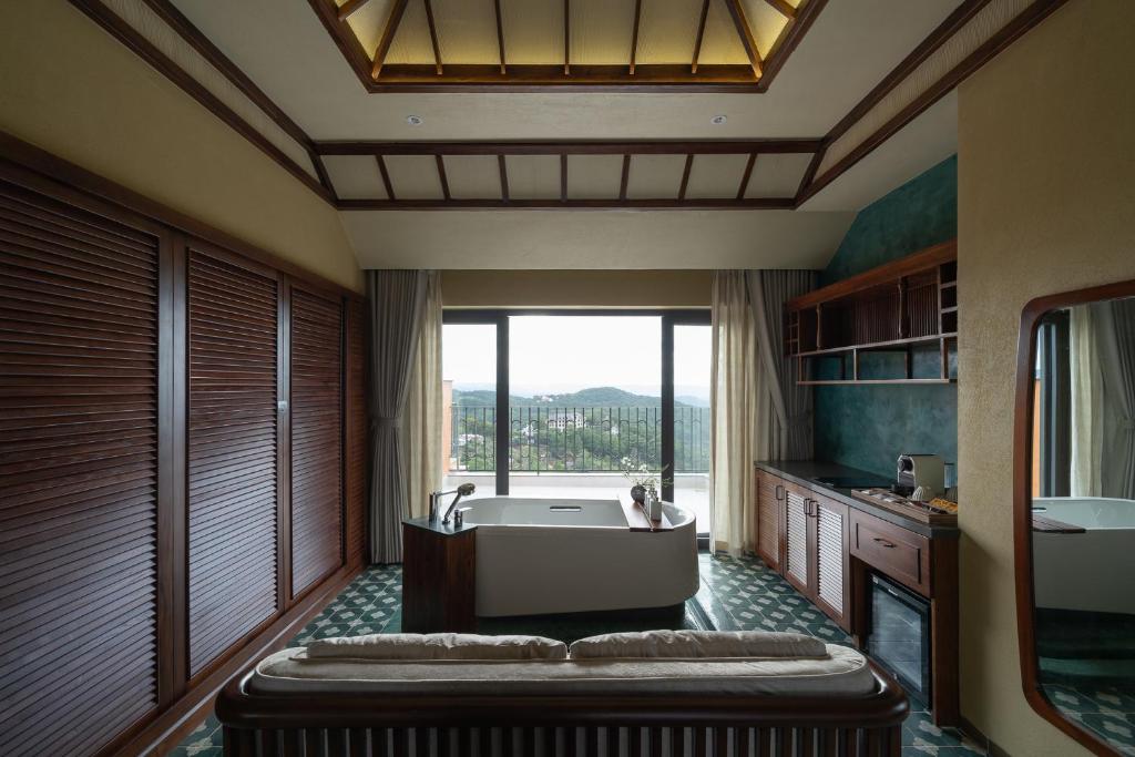 Khu vực ghế ngồi tại The Mist Boutique DaLat Hotel