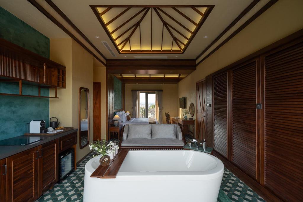Khu vực ghế ngồi tại The Mist Boutique DaLat Hotel