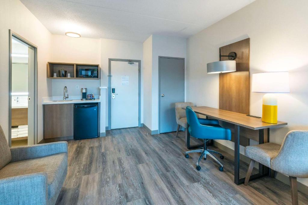 Kuchyň nebo kuchyňský kout v ubytování Comfort Suites