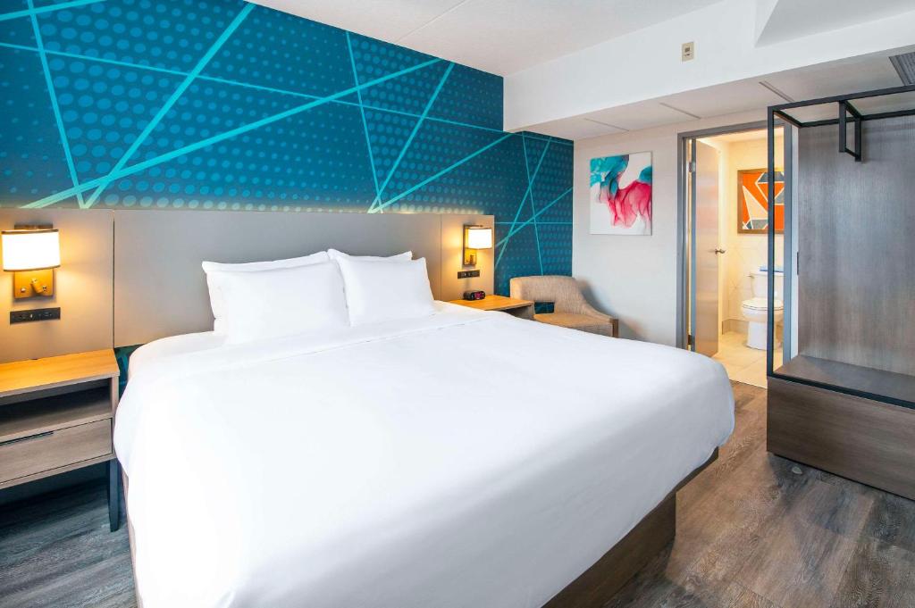 Postel nebo postele na pokoji v ubytování Comfort Suites