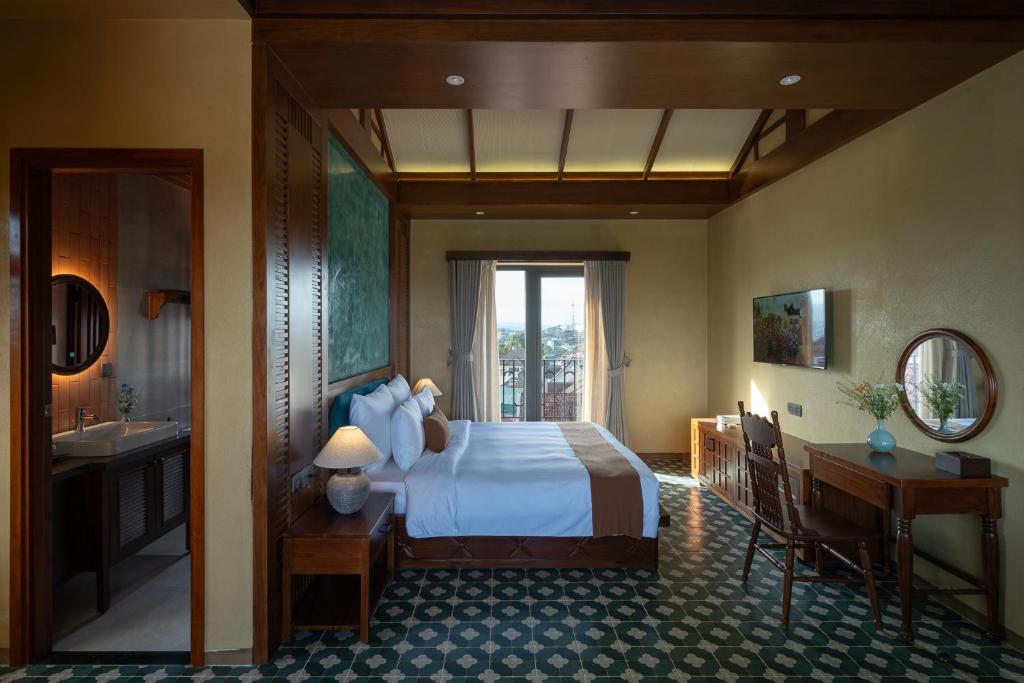 Giường trong phòng chung tại The Mist Boutique DaLat Hotel