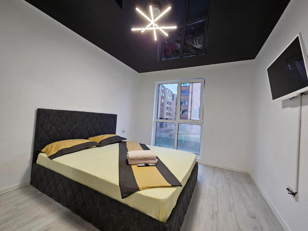 Un dormitorio con una cama grande con cabecero negro. en Aparthotel Militari, en Roşu