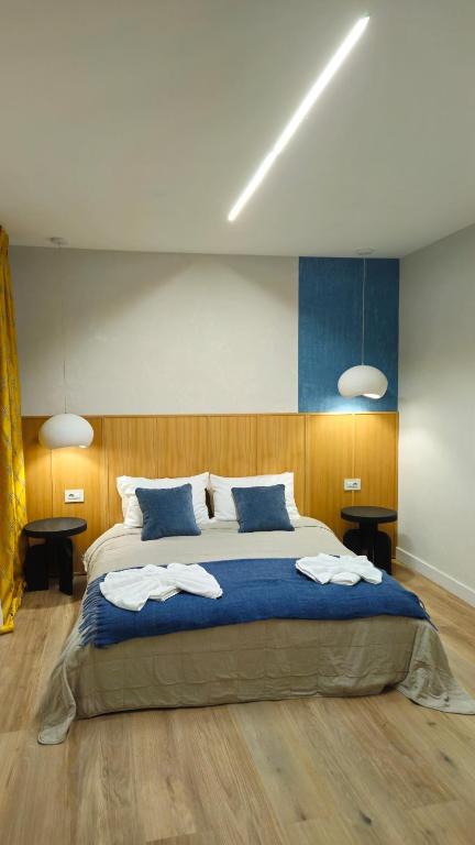 una camera da letto con un letto grande con due asciugamani sopra di Blue Haven Studio, Rezerva acum studio cu Design Interior pe comanda, Incalzire Pardoseala, Apa filtrata, Cafea, Ceai, Parcare publica Gratuita a Craiova