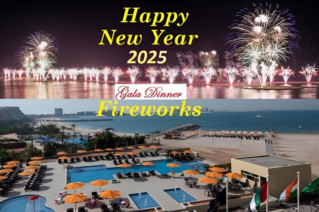 eine Collage aus zwei Bildern eines Strandes mit Feuerwerk in der Unterkunft City Stay Beach Hotel Apartments - Marjan Island in Ras al Khaimah