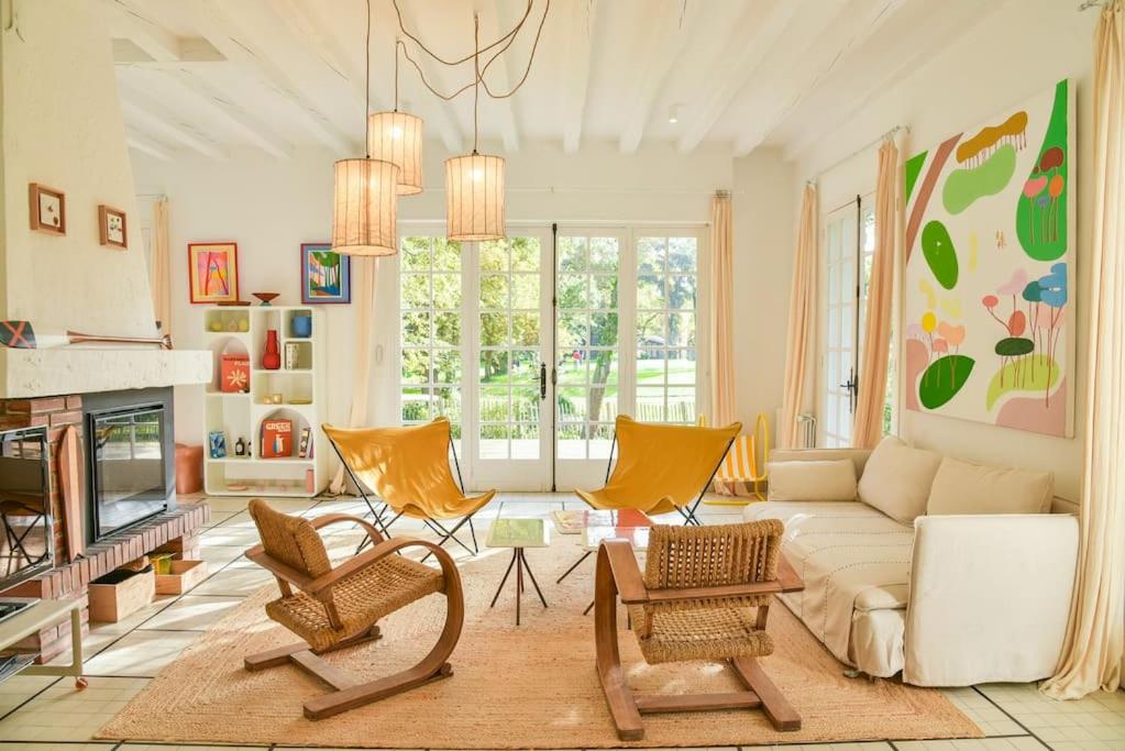 - un salon avec des fauteuils jaunes et un canapé dans l'établissement Maison du golf proche centre, lac et plages, à Soorts-Hossegor