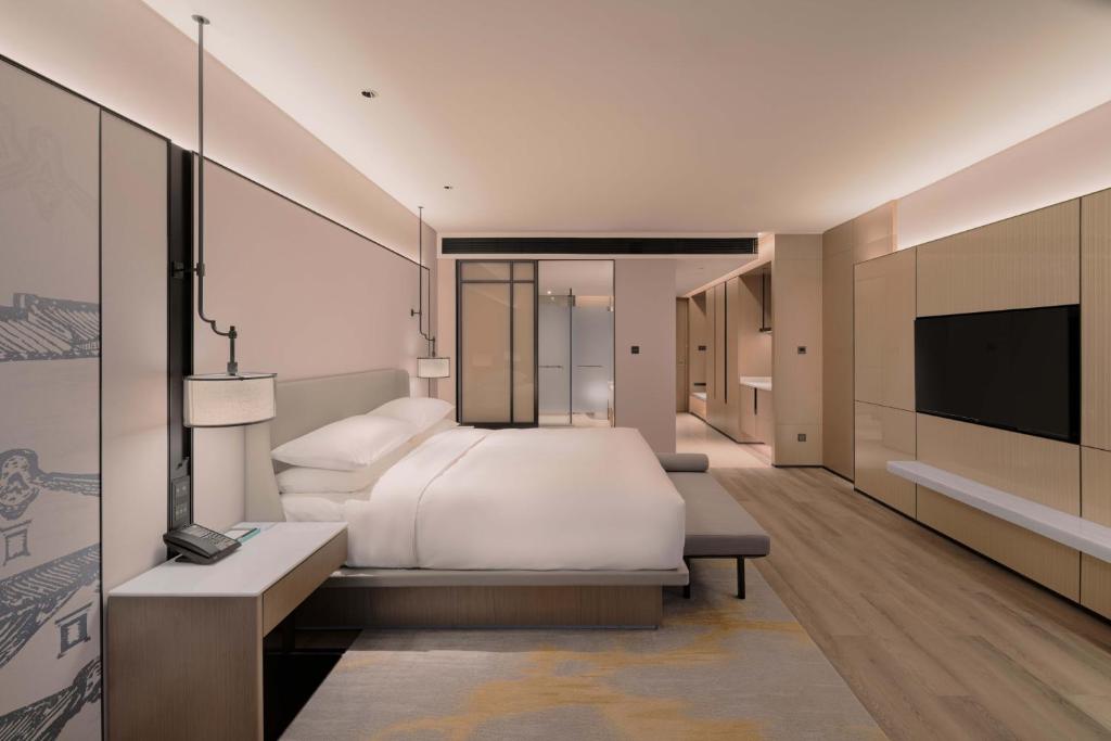 Postel nebo postele na pokoji v ubytování Shantou Marriott Hotel