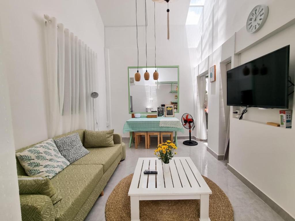 TV a/nebo společenská místnost v ubytování Anh Quân House