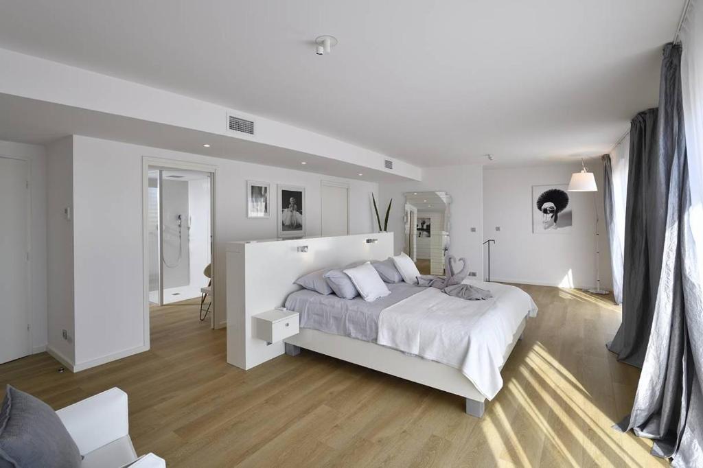 - une chambre blanche avec un grand lit blanc dans l'établissement NAUTILIA 105 - DUPLEX LUXE EXCELLENCE 2 personnes, au Cap d'Agde