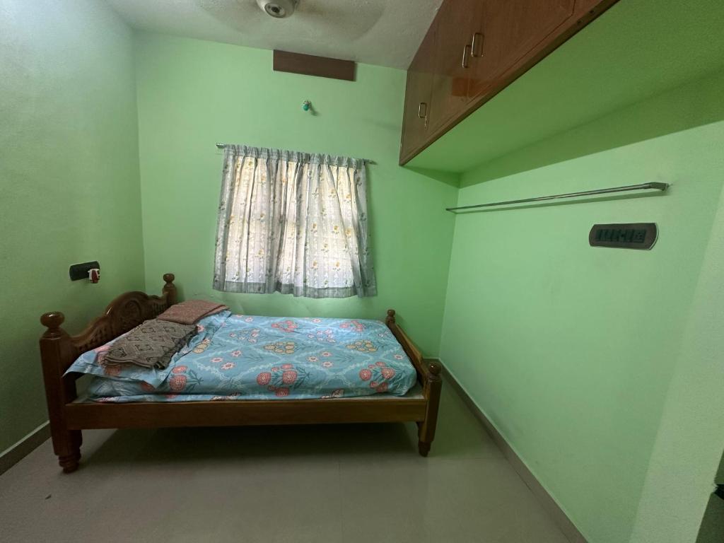 Postel nebo postele na pokoji v ubytování Golden Service Apartment