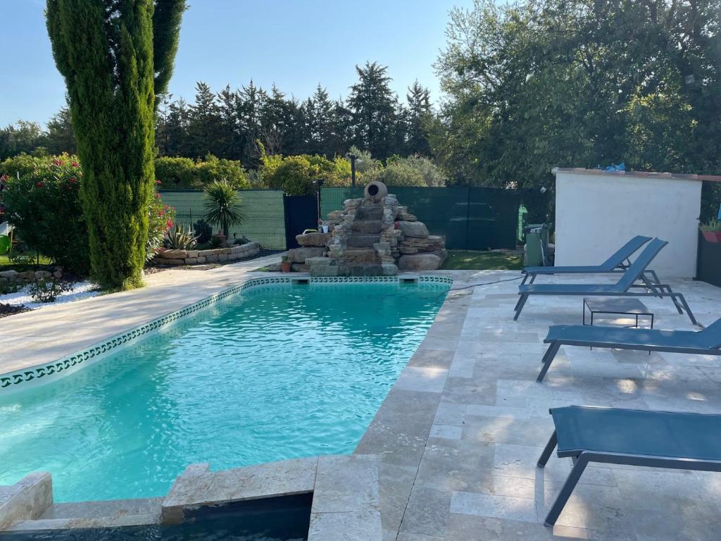 - une piscine avec une fontaine dans la cour dans l'établissement Maison Provence plain pied avec Air de jeu enfants, à Aix-en-Provence