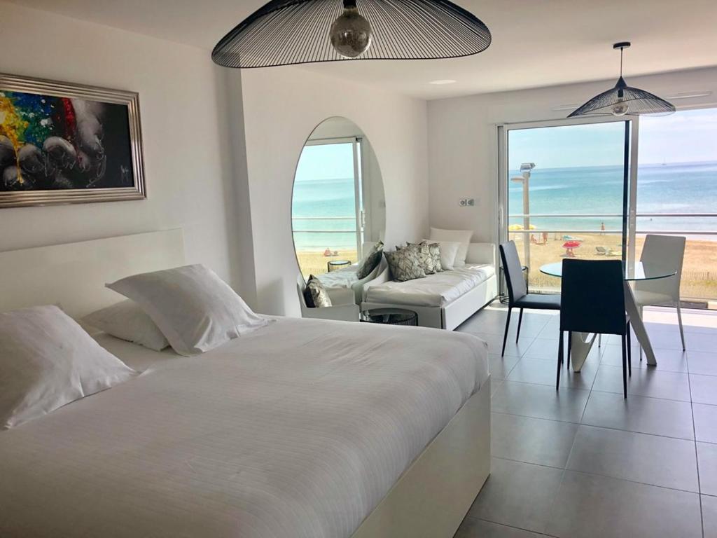 - une chambre avec un lit et un salon avec vue dans l'établissement NAUTILIA 206 - Suite Luxe avec Rooftop 2 personnes, au Cap d'Agde