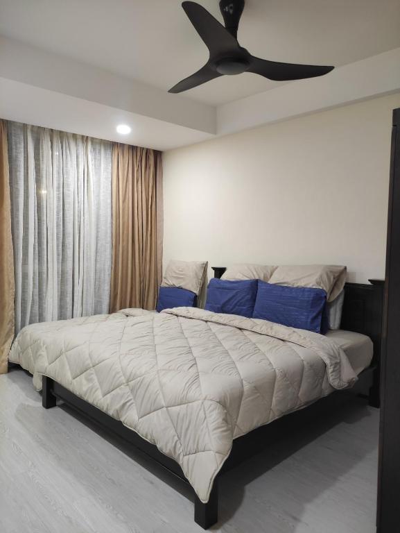 ジョージタウンにあるJomStay At Georgetownのベッドルーム1室(ベッド1台、シーリングファン付)