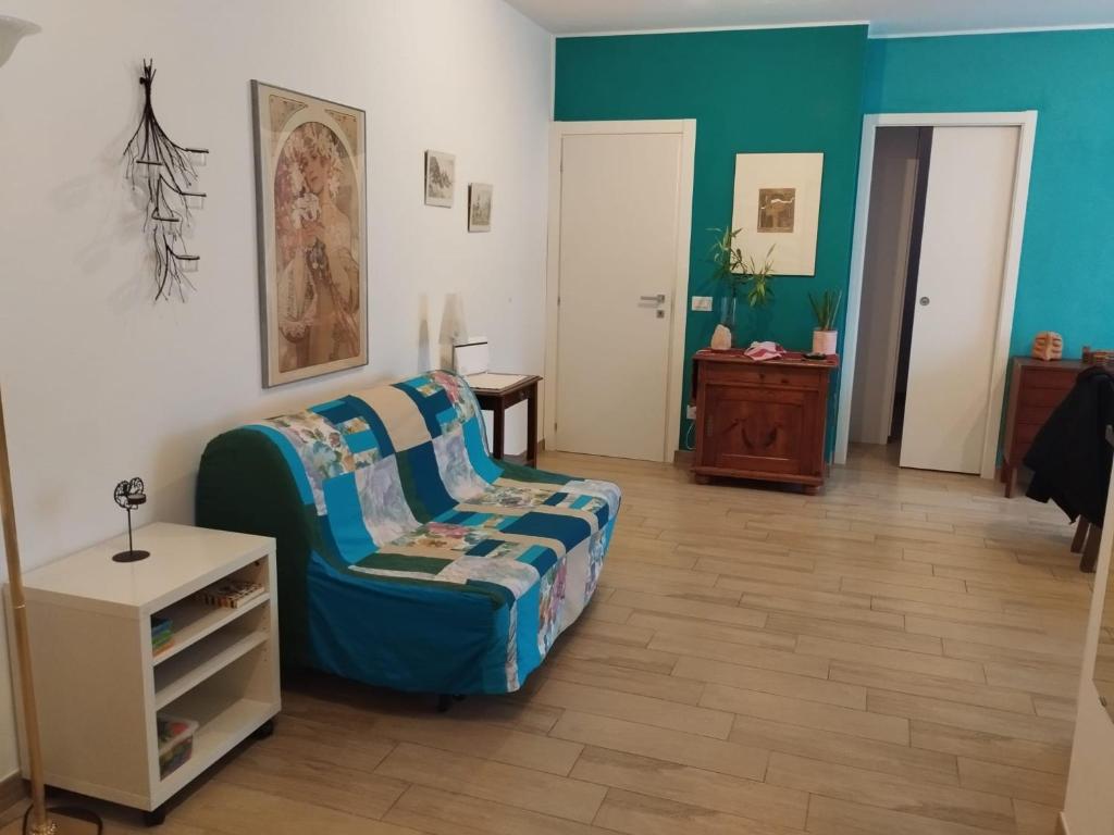 una sala de estar con un sofá y una mesa en Casa Turchese, en Merano