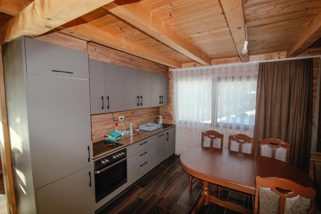 Køkken eller tekøkken på Bujtina Gentiana 2