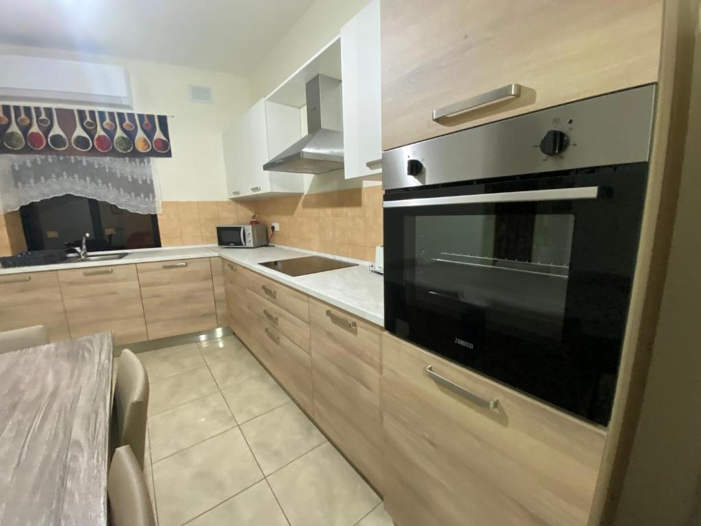 Kuchyň nebo kuchyňský kout v ubytování Casa Qrendi by MA Properties