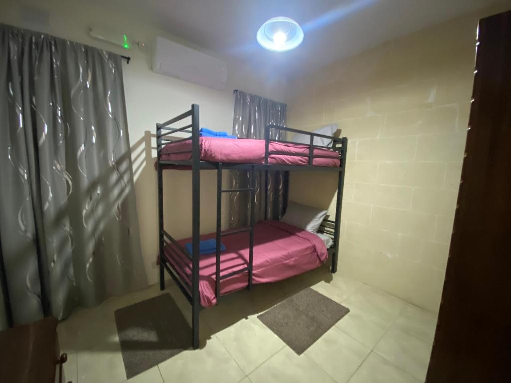 Palanda nebo palandy na pokoji v ubytování Casa Qrendi by MA Properties