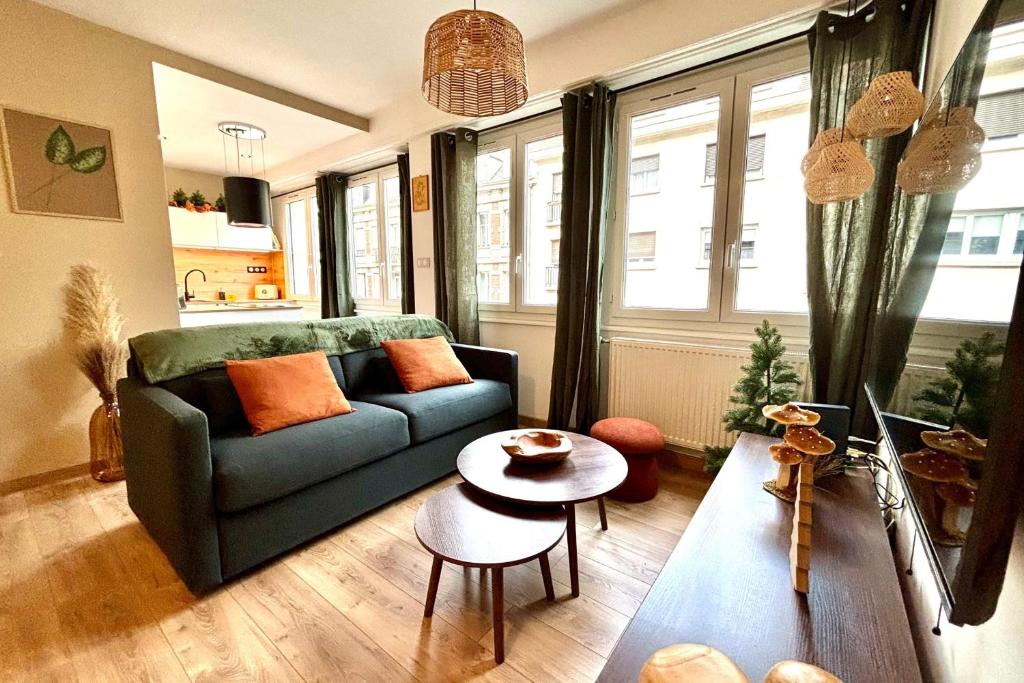 un salon avec un canapé et une table dans l'établissement Nature & Breeze - Heart of Strasbourg, à Strasbourg