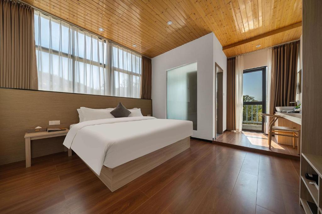 Postel nebo postele na pokoji v ubytování Xiamen Wujing Mountain and Sea View Hotel