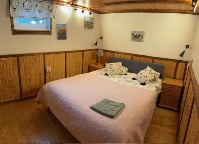 เตียงในห้องที่ Lovely house near lake and Isaberg Mountain Resort