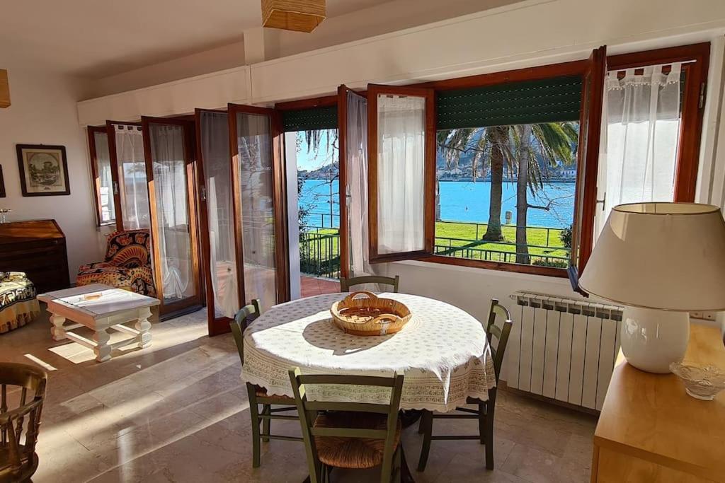 una sala da pranzo con tavolo e cesto di La Casa sul Fiume Magra a Fiumaretta di Ameglia