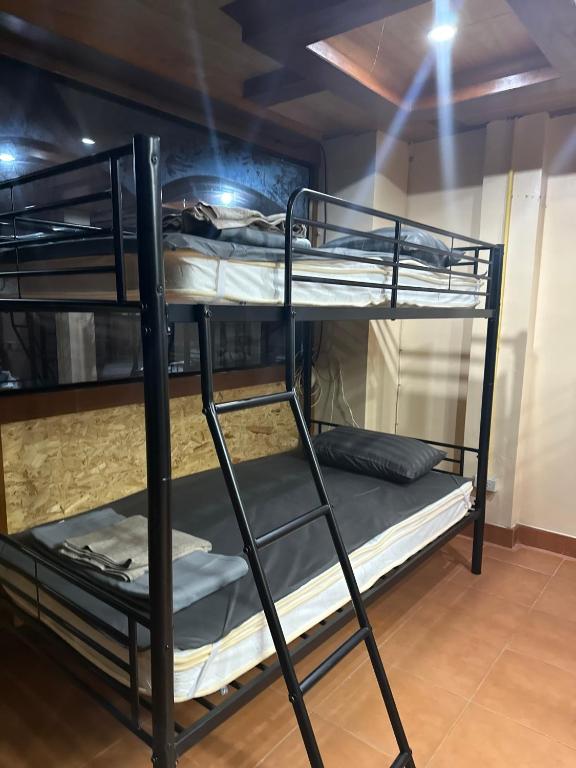 Palanda nebo palandy na pokoji v ubytování Chang Hostel Patong Phuket