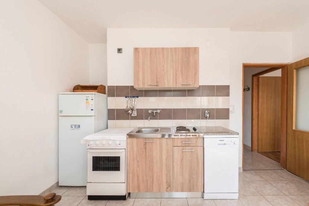 Kuchnia lub aneks kuchenny w obiekcie Apartments Jadra