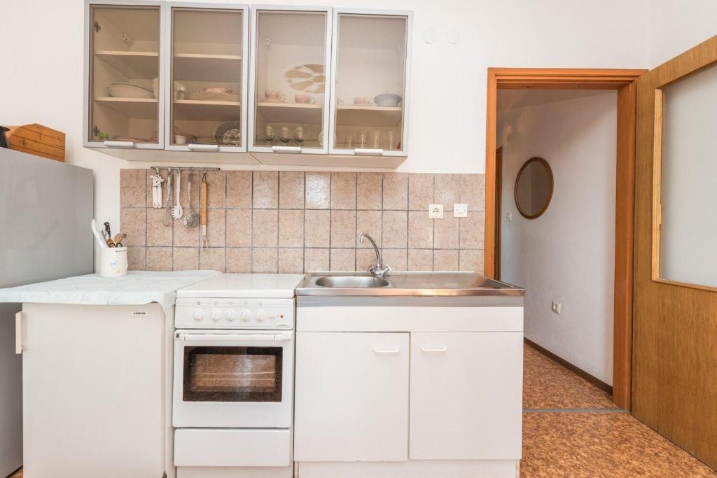 Kuchnia lub aneks kuchenny w obiekcie Apartments Jadra
