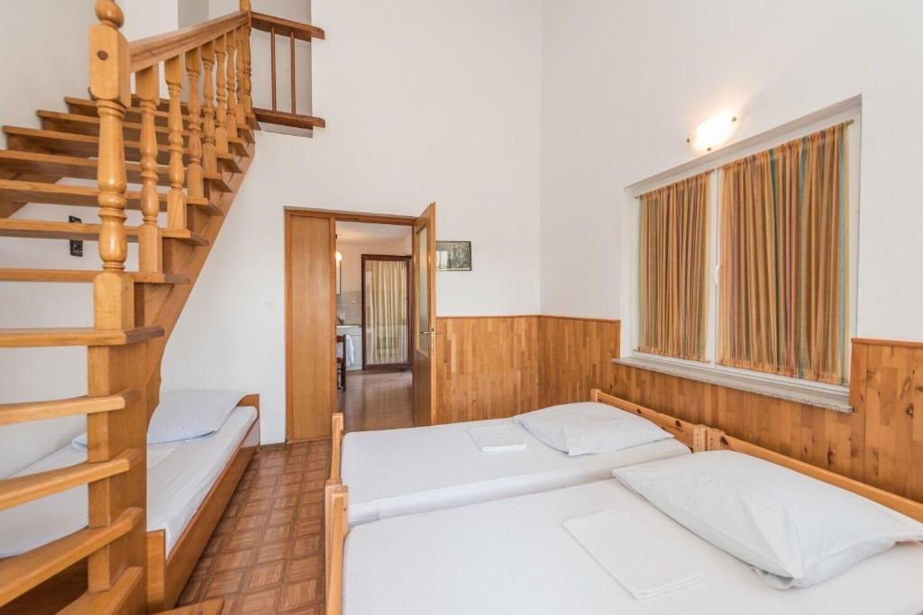 Łóżko lub łóżka w pokoju w obiekcie Apartments Jadra