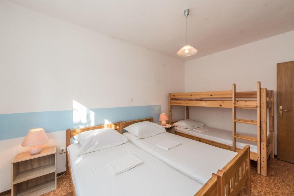 Łóżko lub łóżka w pokoju w obiekcie Apartments Jadra