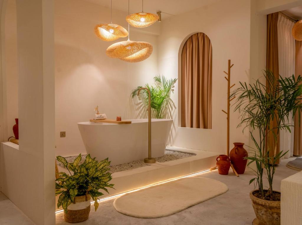 Et badeværelse på Luxury 2BHK Escape with Hot Tub