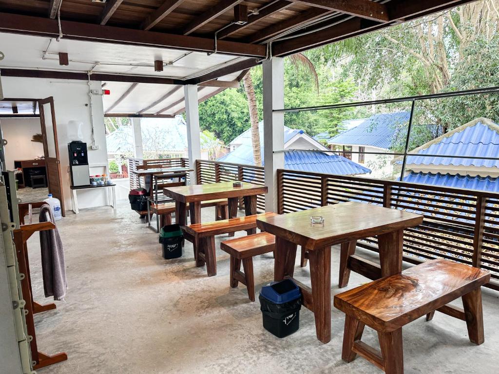 Restaurant & Bar
