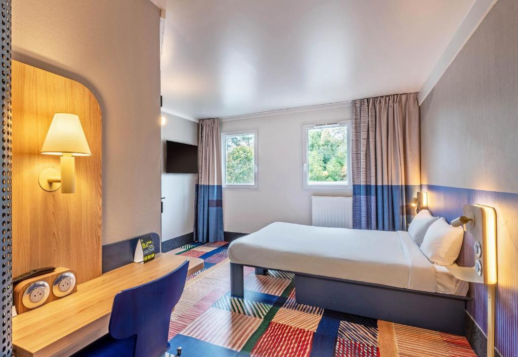 Postel nebo postele na pokoji v ubytování B&B HOTEL Brest Port du Moulin Blanc