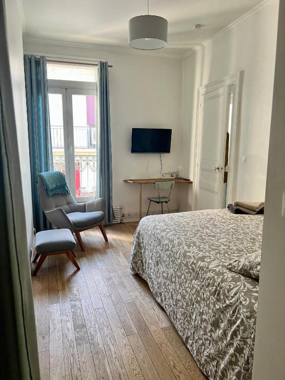 une chambre avec un lit, une chaise et un bureau dans l'établissement Studio cosy et fonctionnel en centre ville, clinique et tram à 5mn, sItuation idéale !, à Castelnau-le-Lez