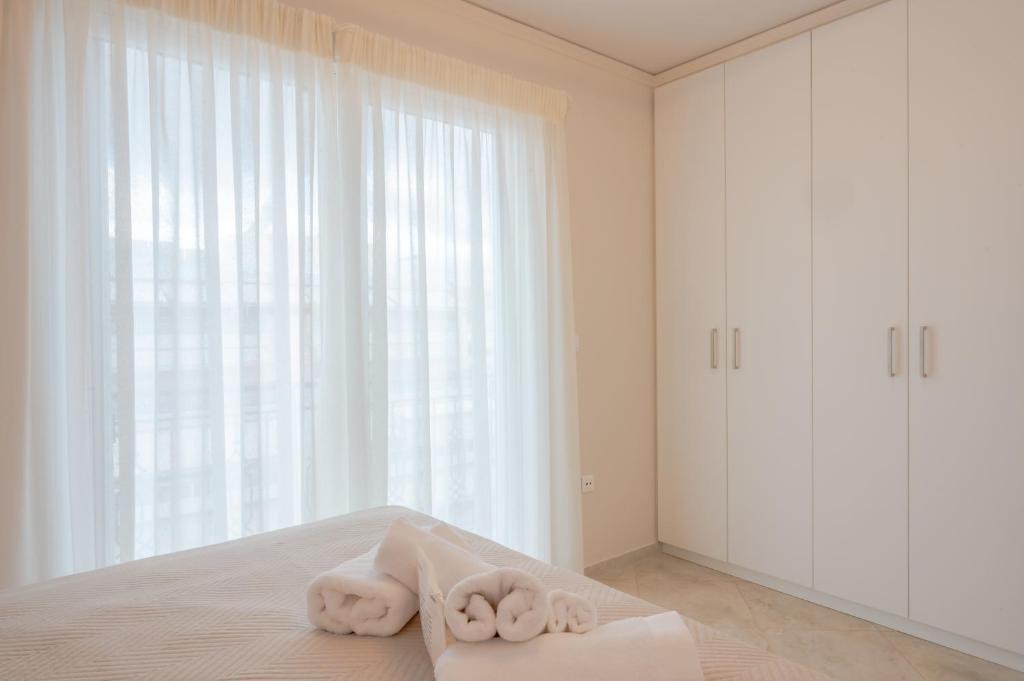 Postel nebo postele na pokoji v ubytování Apeiron Athena Residences