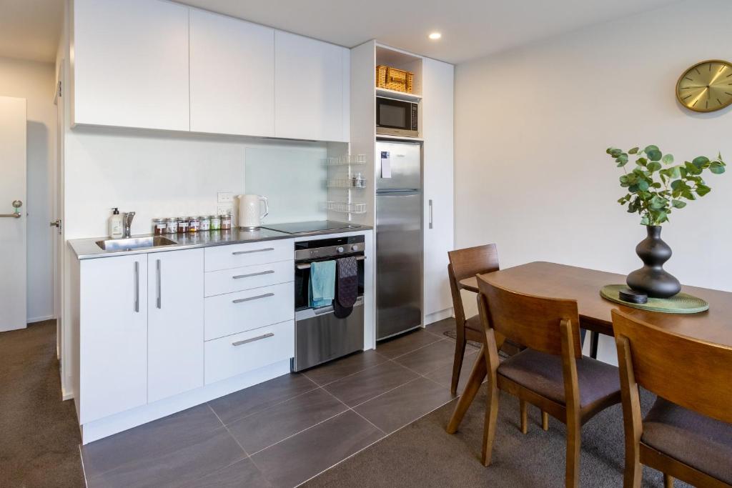 Central City Apartment with Lift Access - Resim 17