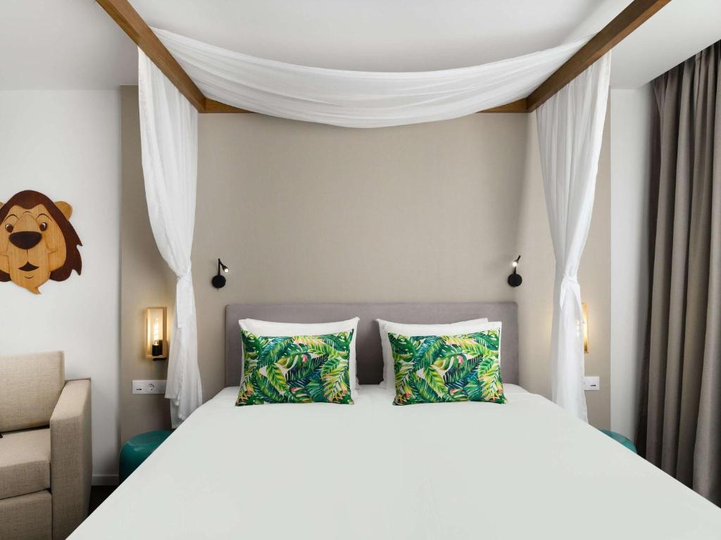Postel nebo postele na pokoji v ubytování Mövenpick Balaland Resort Lake Balaton