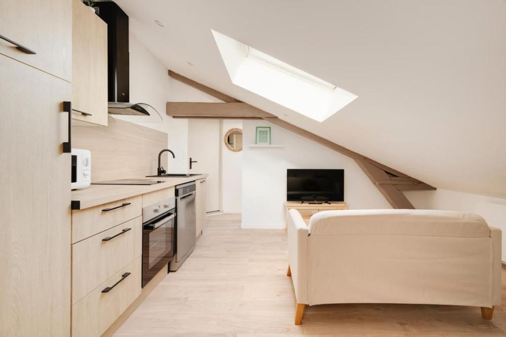 Il comprend une cuisine avec un plafond voûté et une lucarne. dans l'établissement Appartement de la Salle neuf et tout équipé, à Nancy