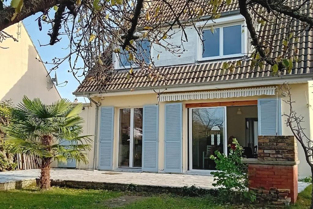 une maison avec une grande porte coulissante en verre dans l'établissement Maison individuelle 3 chambres, à Le Vaudreuil