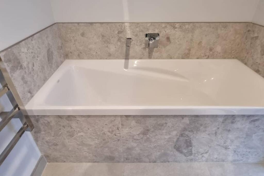 Modern Hilltop Retreat with Mountain Views - Resim 7