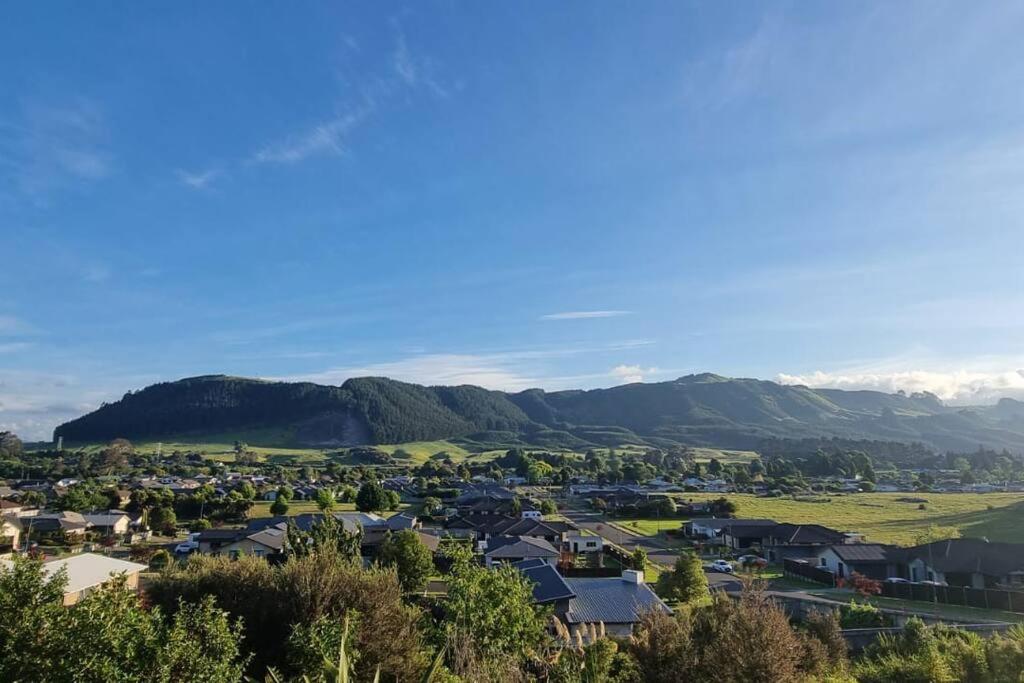 Modern Hilltop Retreat with Mountain Views - Resim 12