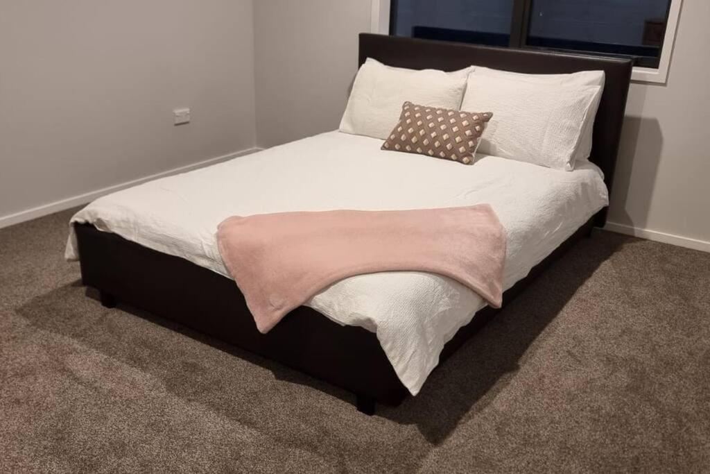 Modern Hilltop Retreat with Mountain Views - Resim 2