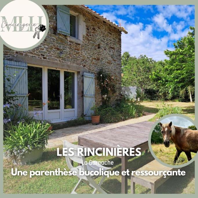 une publicité pour une maison avec un cheval devant elle dans l'établissement Les Rincinières, à La Garnache